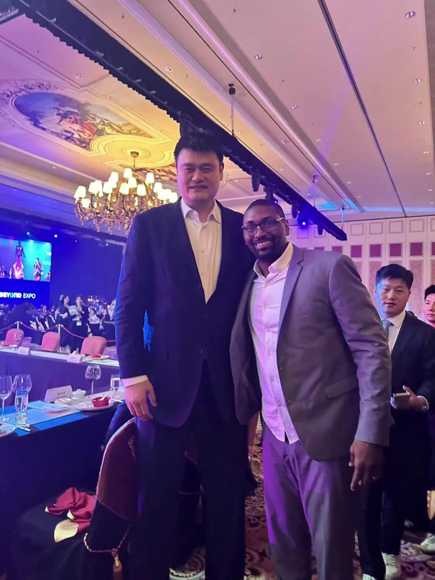阿泰斯特曬與姚明合照：這是我最喜歡的隊(duì)友 姚??！