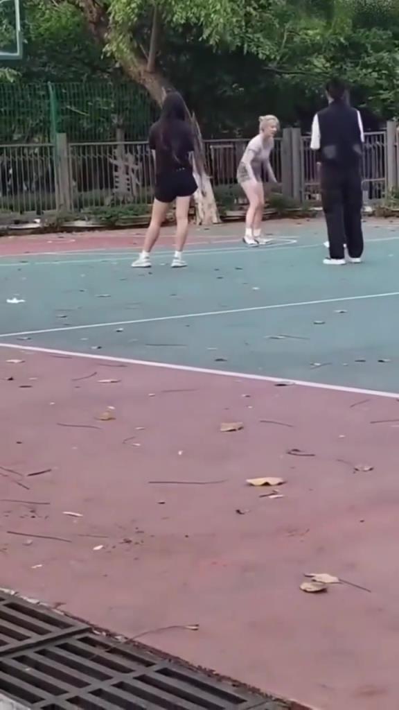 上來(lái)就背打女生的男人，真的活該沒有女朋友啊