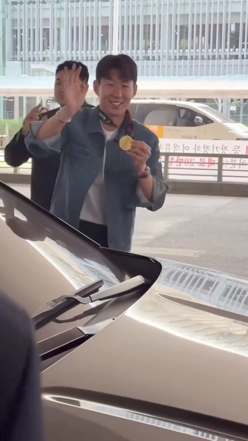 衣錦還鄉(xiāng)！孫興慜返回韓國(guó)，眾多女球迷讓其把歐聯(lián)獎(jiǎng)牌戴上