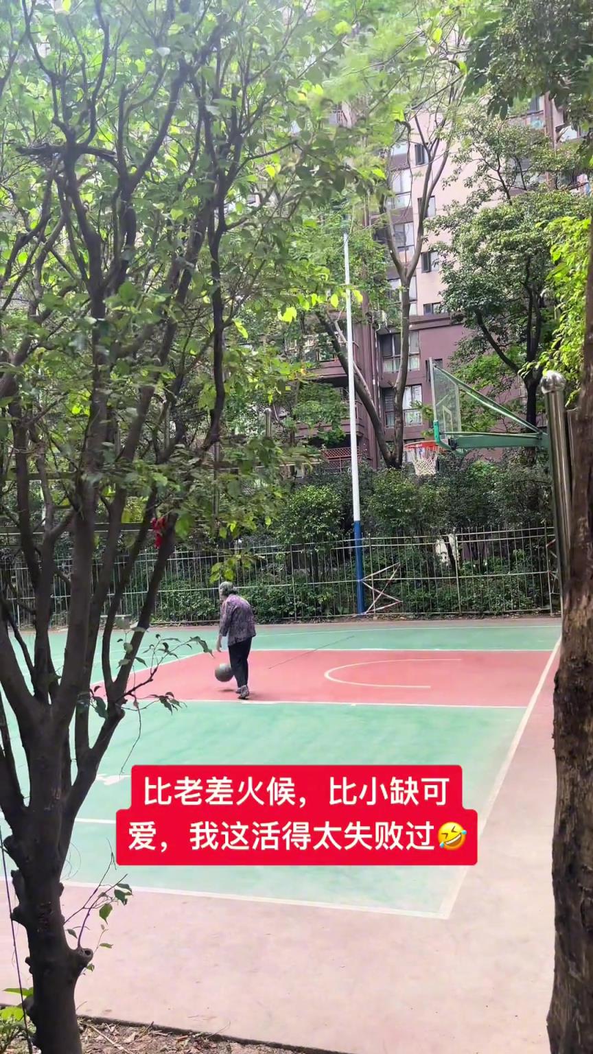 這阿婆單手一投一個準(zhǔn)，姜還是老的辣