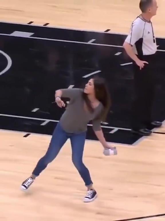 不愧是美國女籃主力，普拉姆的力量太嚇人了