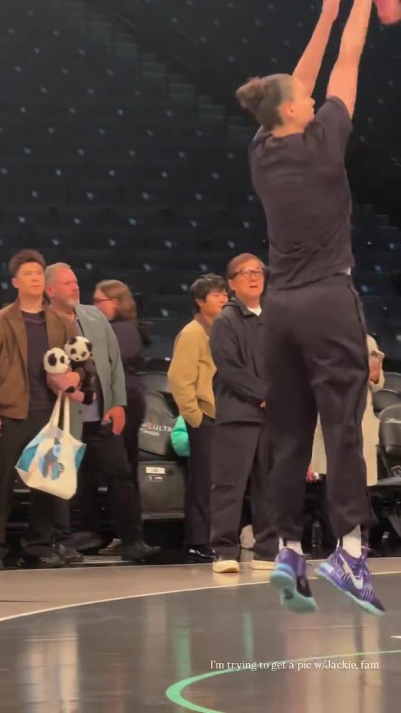 71歲成龍現(xiàn)身巴克萊中心看女籃比賽：她們投籃怎么那么準(zhǔn)?。?！